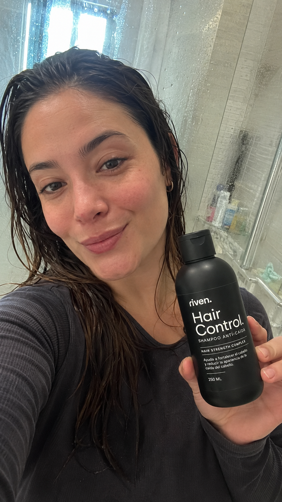 Cliente de RIVEN usando su rutina capilar